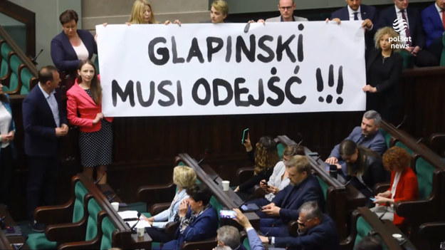 Posiedzenie Sejmu rozpoczęło się od awantury wokół kandydatury Adama Glapińskiego. Koalicja rządząca nie jest pewna większości w głosowaniu nad drugą kadencją prezesa Narodowego Banku Polskiego, bo nie tylko opozycja krytykuje tą decyzję.Materiał dla "Wydarzeń" przygotował Marcin Fijołek.