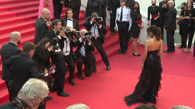 Julianne Moore, Eva Longoria, Forest Whitaker i wiele innych. Gwiazdy pojawiły się na czerwonym dywanie podczas rozpoczęcia 75. Festiwalu Filmowego w Cannes. Wśród nich również polska aktorka Joanna Kulig.