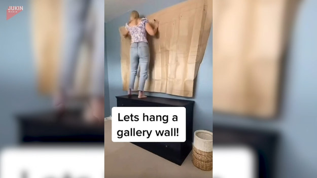 Pewna dziewczyna pochwaliła się swoim pomysłem na łatwą aranżację wnętrza. Chcąc zawiesić na ścianie kilka obrazów, posłużyła się gotowym szablonem. Wystarczyło wybrać miejsce, przyłożyć go do ściany, a później wbić gwoździe w miejscach, w których finalnie zawisną dzieła. Pomysłowe!