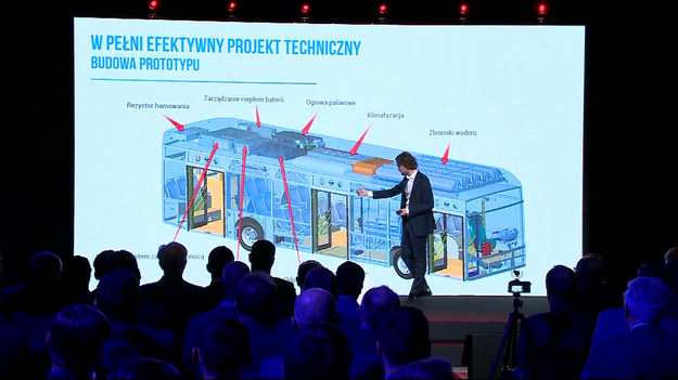 NesoBus to całkowicie nowy, wyprodukowany w Polsce zeroemisyjny miejski autobus wodorowy. Zasilany zielonym wodorem jest najbardziej ekologicznym autobusem dla mieszkańców miast i transportu miejskiego. Stworzyli go polscy konstruktorzy i inżynierowie przy współpracy z partnerami z Europy i całego świata. Ma 12 m długości, do 93 miejsc, w tym do 37 miejsc siedzących, jego zasięg to około 450 km, nie emituje spalin, oczyszcza powietrze, a jedyne co emituje to para wodna. Konstrukcja NesoBus - polskiego autobusu wodorowego jest stworzona od podstaw jako wodorowa - nie jest przeróbką czy modyfikacją autobusu spalinowego czy na baterie. Rozpoczęcie produkcji seryjnej jest planowane na 2023 roku w powstającej w Świdniku fabryce. Materiał dla "Wydarzeń" przygotowała Magdalena Pernet.
