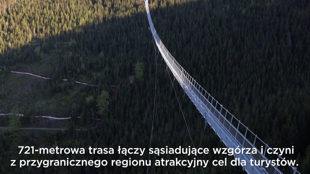 Na północy Czech, niedaleko miasta Dolní Morava, otwarto najdłuższą wiszącą kładkę na świecie. 721-metrowa trasa łączy sąsiadujące wzgórza i czyni z przygranicznego regionu atrakcyjny cel dla turystów. W najwyższym punkcie most wznosi się aż 95 metrów nad ziemią. Sky Bridge znajduje się u podnóży Śnieżnika. Położony na granicy polsko-czeskiej szczyt jest najwyższym w polskiej części Sudetów Wschodnich. Bilet wstępu na most to koszt około 70 złotych.