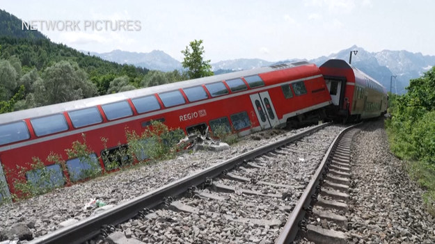 Co najmniej trzy osoby zginęły, a kilka innych zostało rannych, po wykolejeniu pociągu w pobliżu bawarskiego kurortu alpejskiego w południowych Niemczech. Informacje przekazała lokalna policja.