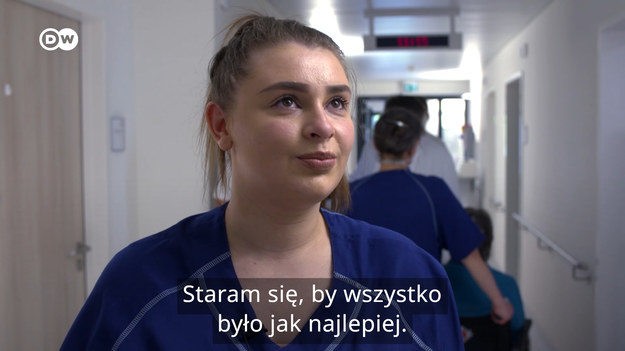 Kobiety te pracowały jako pielęgniarki w Ukrainie - do czasu, gdy wojna zmusiła je do ucieczki. Teraz, w Niemczech, chcą kontynuować pracę w swoim zawodzie. Ale żeby to zrobić, potrzebują dodatkowego szkolenia. Odbywają je w szpitalu w Weilheim w Bawarii. 