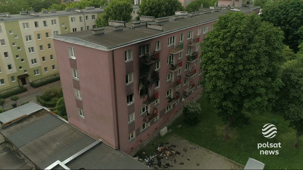 Tragiczny pożar w Lublinie. Nie żyją trzy osoby - dwie zginęły w mieszkaniu, a jedna wyskoczyła z balkonu. Do szpitala przewieziono kobietę w ciąży i trójkę dzieci. Do pożaru doszło na drugim piętrze w jednym z bloków. Trwają ustalenia skąd i dlaczego pojawił się ogień.Materiał dla "Wydarzeń" przygotowała Katarzyna Kajdasz.