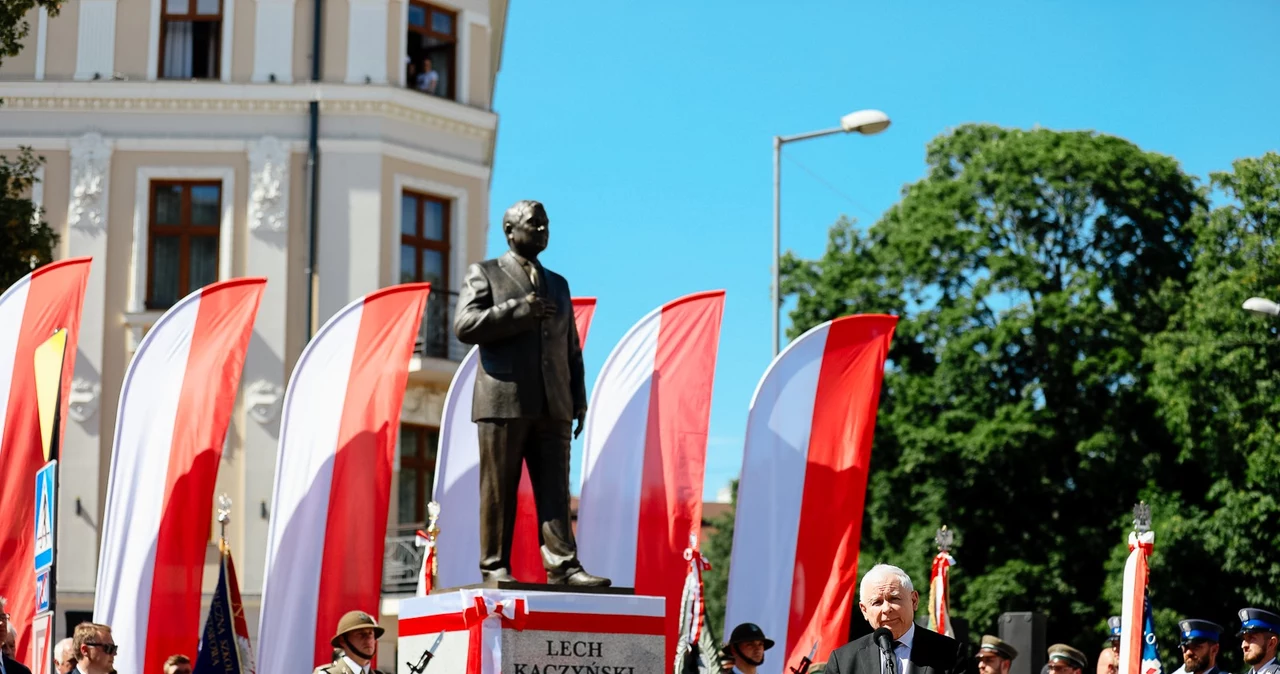 Tarnów Prezes PiS odsłonił pomnik Lecha Kaczyńskiego Protesty