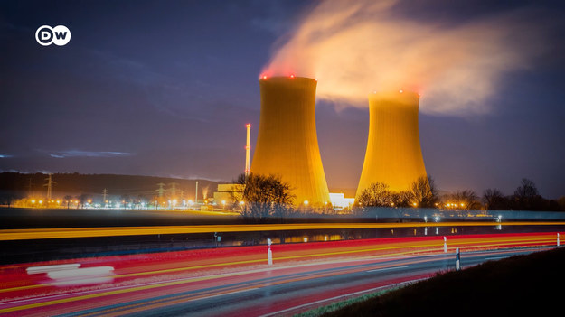 W obliczu dzisiejszych perturbacji na rynkach energetycznych Niemcy zastanawiają się nad przedłużeniem funkcjonowania swoich trzech elektrowni atomowych. Przeciwnicy takiego rozwiązania wskazują, że produkcja energii w elektrowniach atomowych jest stosunkowo niewielka, całość wiązałaby się z koniecznością pozyskiwania rosyjskiego uranu, a poza tym koncerny energetyczne od dawna przygotowywały się do wyłączenia elektrowni. 