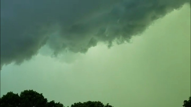 Mieszkańcy Południowej Dakoty w Stanach Zjednoczonych byli mocno zdziwieni, gdy zobaczyli nad sobą niebo w dziwnym, zielonym kolorze. Sytuacja miała miejsce we wtorek (5 lipca) około godziny 15.15. Niebo zmieniło swój kolor na zielony wraz z nadejściem chmur burzowych. W sieci pojawiło się wiele nagrań tego niezwykłego zjawiska.   
