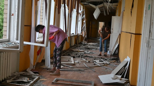 Personel szkoły usuwa gruz w internacie dla niedowidzących dzieci w Charkowie na wschodzie Ukrainy. Obiekt został zniszczony przez nocny rosyjski ostrzał.