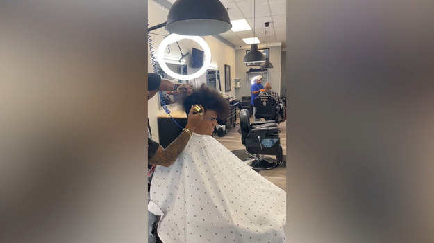 Strzyżenie po pięciu latach zapuszczania włosów to odważny krok. Zdecydował się na niego Braulio Adorno, 17-latek z Eustis na Florydzie. Gdy po wszystkim przyszedł do szkoły z nową fryzurą, reakcje jego znajomych były nie do pobicia!