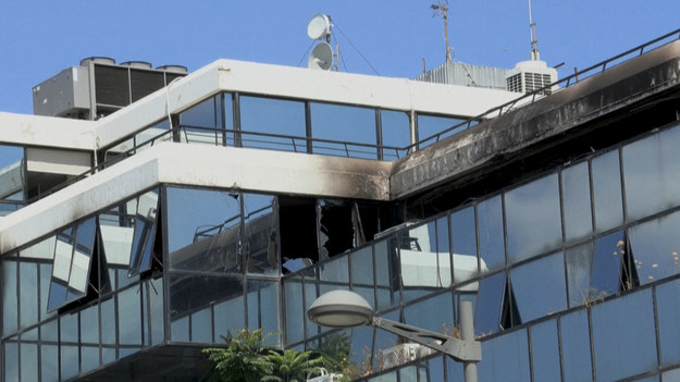 Zdjęcia zniszczonego budynku, w którym mieści się greckie radio Real News i Real FM. Bomby zapalające eksplodowały i wywołały pożar, który przeszył ateńskie biura. Pożar, który rozpoczął się we wczesnych godzinach, został opanowany po tym, jak 18 strażaków walczyło z ogniem przez dwie godziny. Wszyscy pracownicy zostali ewakuowani z budynku.