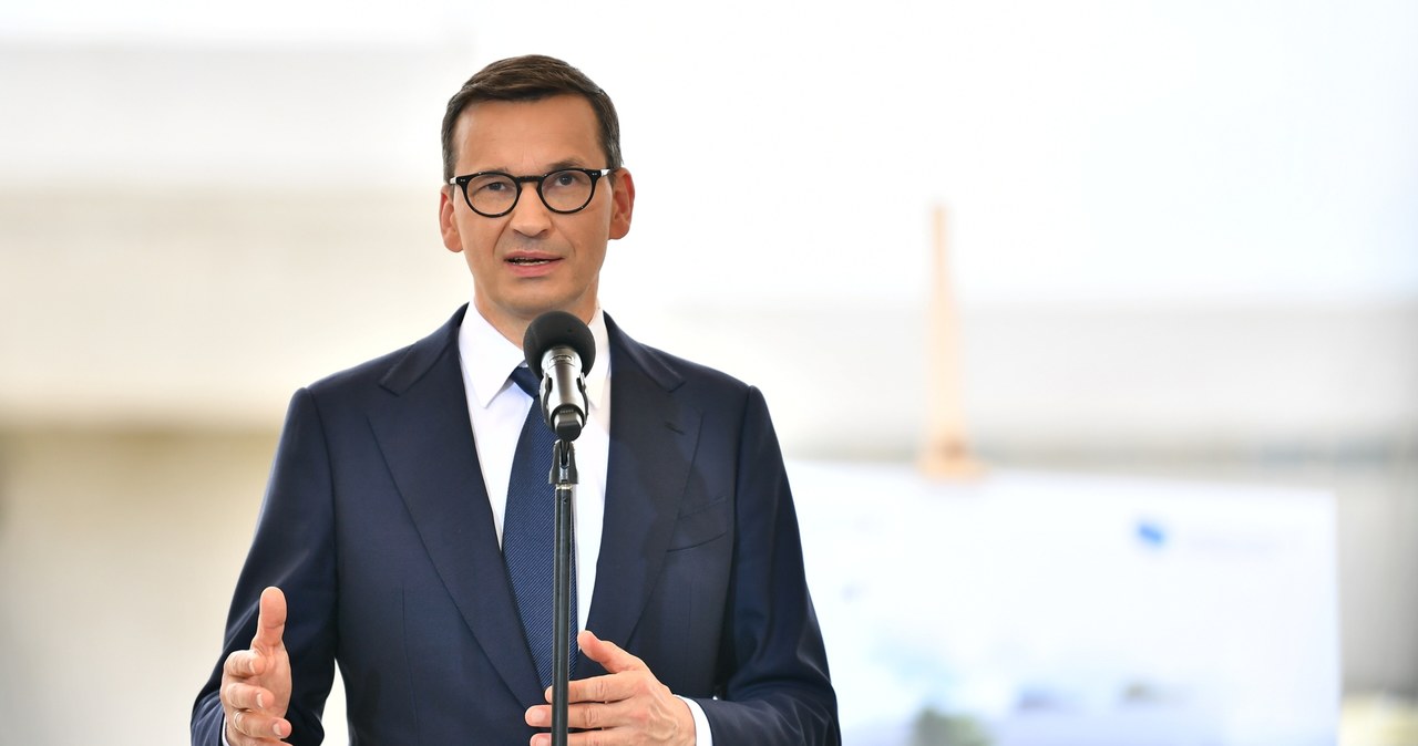 Mateusz Morawiecki a pandemia COVID 19 Specjaliści zalecają powrót