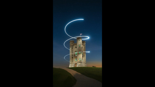 Brodway Tower to wieża położona w angielskim hrabstwie Worcestershire. Fotograf Will Ferguson postanowił sfotografować ją w nietypowy sposób. Jako pomocnika użył drona, który zapewnił ciekawe oświetlenie. Poszczególne etapy fotografowania należało dobrze przemyśleć, a finalny rezultat wymagał kilku prób, ale widać, że było warto!
