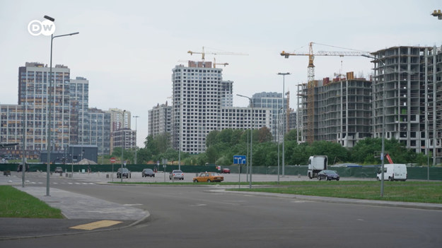 Przed rosyjską inwazją Kijów przeżywał boom na rynku nieruchomości. Popyt na nowe mieszkania był ogromny. Tylko w 2021 roku ceny mieszkań wzrosły o 20 procent. Ale z powodu trwającej wojny sektor nieruchomości praktycznie zamarł. Ludzie zostali bez pracy, za to z kredytami i nieruchomościami, które straciły na wartości.
