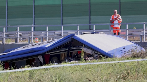 12 osób zginęło, wiele zostało rannych w wypadku polskiego autobusu, do którego doszło w sobotę nad ranem na autostradzie A4 na północ od stolicy Chorwacji Zagrzebia. Premier Mateusz Morawiecki przekazał, że autobusem jechali pielgrzymi, którzy zmierzali do Medjugorie. Według relacji świadków "drugi kierowca wypadł przez przednią szybę". - Autokarem, który uległ wypadkowi podróżowała pielgrzymka organizowana przez Biuro Bractwa św. Józefa, która wyruszyła w piątek Częstochowy do Medziugorje, byli w niej m.in. pielgrzymi z okolic Sokołowa, Konina i podradomskiej Jedlni - poinformował rzecznik MSZ Łukasz Jasina.