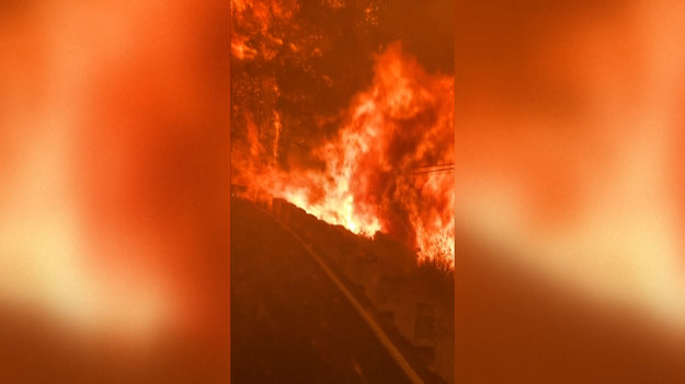 Strażacy nadal walczą z ogromnym pożarem. W rejonie Vall de Ebo w południowo-wschodniej Hiszpanii ogień objął prawie 10 000 hektarów terenu. Według władz regionalnych pożar rozpoczął się, gdy piorun uderzył w ten obszar. Zmusiło to do ewakuacji ponad 1000 osób.