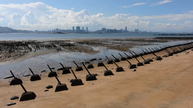 Zapory zapobiegające lądowaniu i opuszczony czołg na jednej z plaż tajwańskich wysp archipelagu Kinmen, znajdującej się zaledwie dwie mile od wybrzeża Chin.