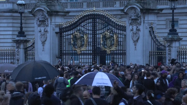 Tłumy żałobników zbierają się przed Pałacem Buckingham po śmierci królowej Elżbiety w Balmoral.