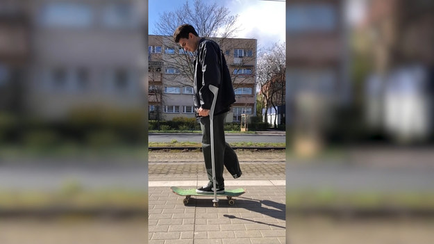 Ivan Palchikov to 23-latek z Kijowa. Pięć lat temu w wyniku wypadku stracił nogę. Nie powstrzymuje go to jednak przed aktywnością fizyczną. Co więcej, chłopak sięga po deskorolkę i jest w stanie robić na niej nawet skomplikowane triki. Zobaczcie sami.