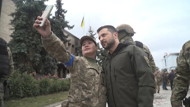 Ukraińskie wojska wyzwoliły spod rąk okupantów miasto Izium w obwodzie charkowskim. Na uroczystym podniesieniu ukraińskiej pojawił się sam prezydent Wołodymyr Zełenski, który po raz kolejny udowodnił swoją odwagę, zbliżając się bardzo blisko linii frontu.