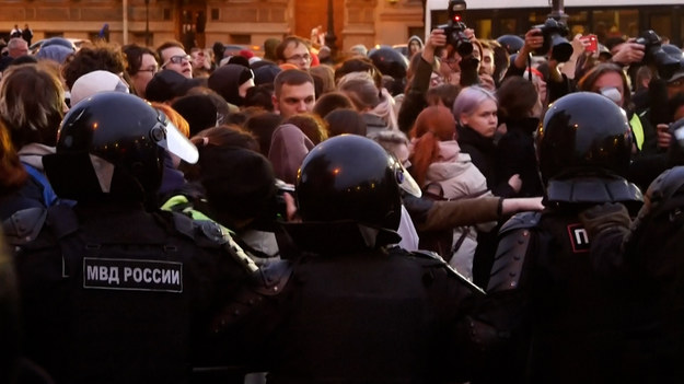 Protestujący Rosjanie gromadzą się na ulicach St. Petersburga i innych dużych miast po tym, jak prezydent Władimir Putin ogłosił częściową mobilizację. Są to największe demonstracje w Rosji od czasu tych, które wybuchły zaraz po ogłoszeniu przez Putina ''specjalnej operacji wojskowej'' w Ukrainie w lutym tego roku. Protesty są podobnie jak te wcześniejsze tłumione przez rosyjskie służby i policję.  