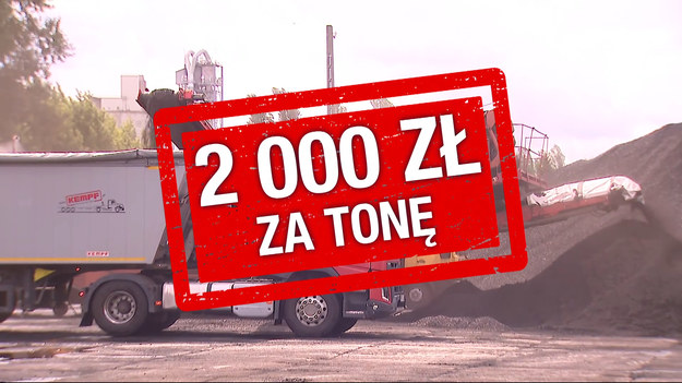 Samorządy zastanawiają się, jak zorganizować sprzedaż węgla. W piątek rząd przyjął ustawę, która ma im to ułatwić. Zapewnia, że w całej Polsce zorganizuje punkty dystrybucji, ale nie wszystkie samorządy mają samochody i ludzi, by węgiel rozwieźć. 