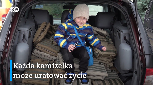 Ważą tylko dwa kilogramy, a mogą uratować życie. Lviv Defence Cluster rozpoczął pierwszą w Ukrainie produkcję kamizelek kuloodpornych dla dzieci. 