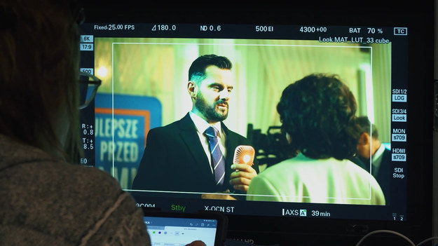Łukasz Palkowski zaprasza widzów programu "PrzeVODnik" na plan serialu "Wotum nieufności", który można zobaczyć tylko w serwisie Polsat Box Go.