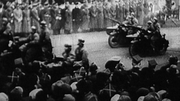 Była to wielka uroczystość na Polu Mokotowskim w Warszawie. Miejscu tradycyjnych parad wojskowych. Tam 11 listopada 1936 roku Edward Śmigły-Rydz otrzymał szablę kawaleryjską, jako wyraz zasług w służbie Polsce. Dzień wcześniej na Zamku Królewskim prezydent Ignacy Mościcki wręczył mu buławę marszałkowską. Bez wątpienia zasłużył na takie wyróżnienie za swoje bohaterstwo w wojnie z bolszewikami, gdy dowodził wielkimi formacjami Wojska Polskiego.