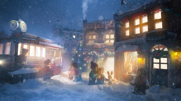 Benedek Lampert to węgierski miłośnik klocków Lego, który specjalnie na święta Bożego Narodzenia zbudował piękną, zabawkową scenerię. Udekorowane domy i sklepy, wyjątkowy tramwaj czy Święty Mikołaj na nartach to kluczowe elementy sceny. Benedek ożywił ją imitując prawdziwe warunki atmosferyczne i światło. Fotografie przedstawiające efekt końcowy robią wrażenie!
