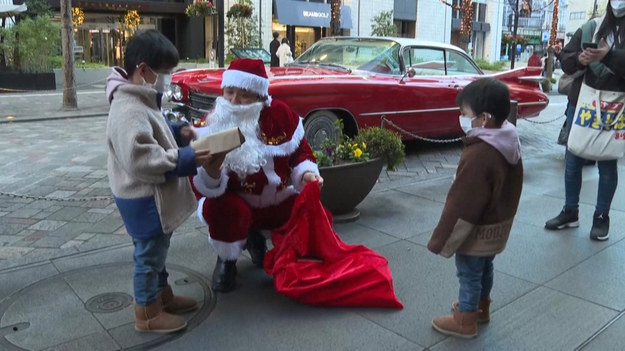 W Laponii Święty Mikołaj do rozwożenia prezentów używa sań i zaprzęgu reniferów. W Japonii zamienia ten sprzęt na Cadillaca Coupe DeVilla z 1959 roku. Konie mechaniczne pod maską i piękny czerwony lakier zwrócą uwagę wszystkich dzieci czekających na prezenty. Japoński święty naprawdę nazywa się Hiroyuki Wada i jest właścicielem firmy motoryzacyjnej. W tym roku wybrał się z prezentami na ulice Tokio i w ramach akcji charytatywnej rozdawał je najmłodszym. Jak przyznaje, chce, żeby jego Cadillac cieszył oczy nie tylko jego, ale również innych.