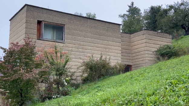 We wsi Schlins w zachodniej Austrii architekt Martin Rauch wskrzesza dawne metody budownictwa. Jego konstrukcje powstają z ubitej ziemi – w stu procentach naturalnego surowca. Technika może okazać się pomocna w czasach kurczących się zapasów piasku, niezbędnego do produkcji betonu.