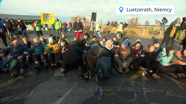 Aktywiści w Lützerath od lat protestują przeciwko wydobyciu węgla brunatnego. Ziemia, na której położona jest wioska, należy do koncernu energetycznego RWE. Jego przedstawiciele dali jasno do zrozumienia, że w najbliższych dniach wyburzą wioskę; bez względu na to, jak silny będzie opór.