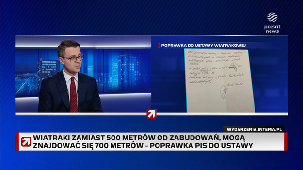 Według Polskiego Stowarzyszenia Energii Wiatrowej, zmiana minimalnej odległości wiatraków w ustawie odległościowej z 500 na 700 metrów spowoduje redukcję możliwej mocy zainstalowanej o około 60-70 procent. Do sprawy odniósł się Piotr Müller w programie "Gość Wydarzeń".- To jest kwestia pewnej umowy społecznej. Ta umowa, która teraz jest proponowana przez nas, zakłada 700 metrów. To są głosy, które uwzględniają głosy tych, którzy kilka lat temu też do nas przychodziły słusznie krytykując ówczesne rozwiązania - odpowiedział w rozmowie z Piotrem Witwickim.