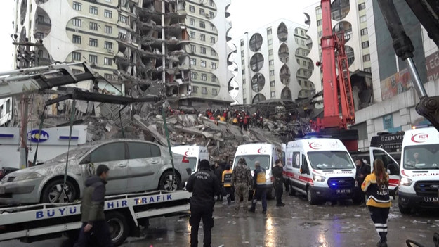 Co najmniej 568 osób nie żyje po potężnym trzęsieniu ziemi, które nad ranem nawiedziło południowo wschodnią Turcję i północną Syrię. Władze informują o ponad dwóch tysiącach rannych osób. Kataklizm przyniósł również ogromne zniszczenia. Polska zadeklarowała wysłanie do Turcji strażaków i psów ratowniczych.