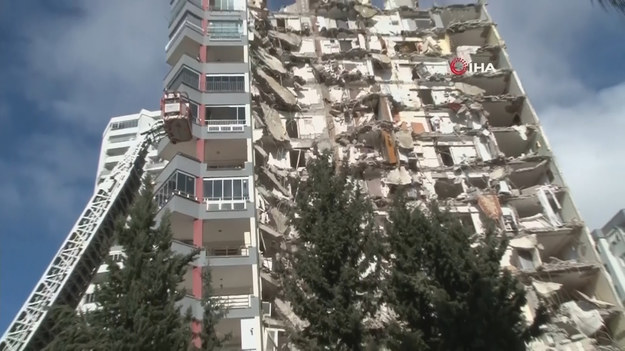 Wideo przedstawia akcję ratunkową w tureckim mieście Malatya. Po poniedziałkowych trzęsieniach ziemi w całym kraju zginęło co najmniej kilkaset osób. Silnie ucierpiała również sąsiednia Syria.