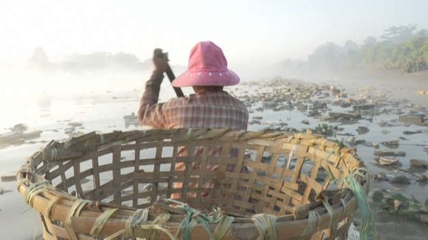 Mjanma to piękny, ale niestety również biedny kraj w Azji Południowo-Wschodniej. Po zamachu stanu w 2021 roku sytuacja finansowa wielu mieszkańców stała się ciężka. Jednym ze sposobów zarabiania jest sprzątanie brudnych rzek. Wystarczą styropianowa tratwa, koszyk i pasta z drzewa sandałowego do ochrony przed słońcem. Wśród zanieczyszczeń szczególnie pożądane są aluminiowe puszki i plastik zdatny do sprzedaży.