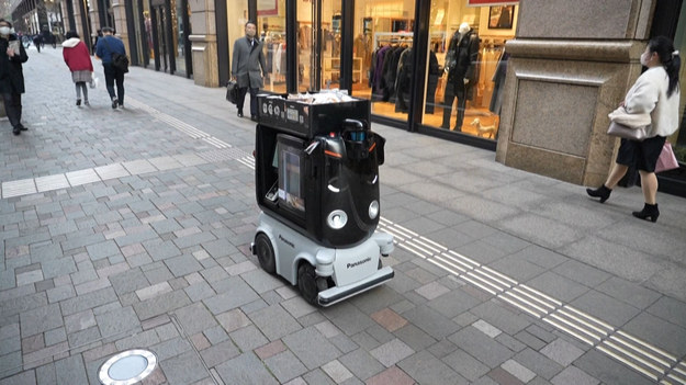  Firmy technologiczne z Japonii prowadzą testy autonomicznych robotów. Urządzenia mają dostarczać jedzenie czy zakupy, a przy okazji wypełniać lukę w rynku pracy. Ich nowatorstwo polega na dużej samodzielności. Roboty mogą omijać przeszkody czy rozpoznawać sygnalizację świetlną.