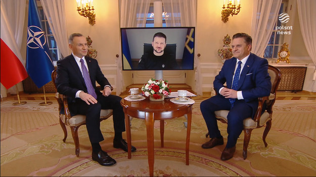 - Żegnaliśmy się u wejścia do Pałacu Prezydenckiego, wtedy uścisnąłeś mnie i powiedziałeś: Andrzej, może widzimy się ostatni raz. Wiesz, gardło mi się wtedy ścisnęło - powiedział prezydent Duda do Wołodymyra Zełenskiego w "Gościu Wydarzeń", wspominając początek wojny w Ukrainie. Ukraiński prezydent odpowiedział, że "jest bardzo szczęśliwy mogąc powiedzieć, że ma takich sąsiadów".