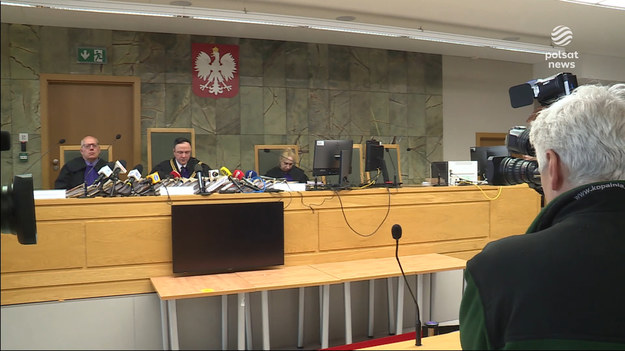 Ponad sześć lat po wypadku z udziałem premier Beaty Szydło i dopiero dziś prawomocny wyrok. Krakowski sąd orzekł, że Sebastian Kościelnik jest winny nieumyślnego spowodowania wypadku, ale nie poniesie kary. Sąd podkreślił, że współwinny jest także kierowca BOR-u, bo kolumna poruszała się bez sygnałów dźwiękowych.Materiał dla "Wydarzeń" przygotował Cyprian Jopek.