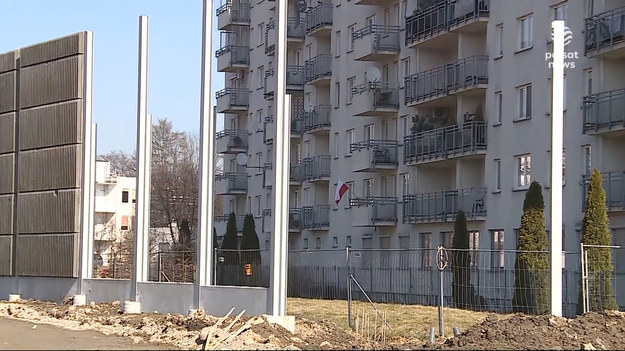 Gigantyczny betonowy mur powstaje przed oknami mieszkańców jednego z bloków w Krakowie. Miasto tłumaczy, że to betonowe ekrany akustyczne, które mają wyciszyć odgłosy jeżdżących blisko tramwajów, ale mieszkańcom takie rozwiązanie się nie podoba.Materiał dla "Wydarzeń" przygotowała Magdalena Hykawy. 