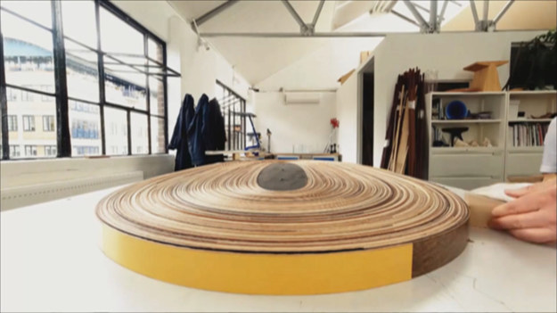 Brodie Neill pokazuje, że ze skrawków drewna można tworzyć również nowe meble i przedmioty. Równowaga ekosystemu i racjonalne wykorzystanie zasobów są kluczowe dla londyńskiego projektanta.