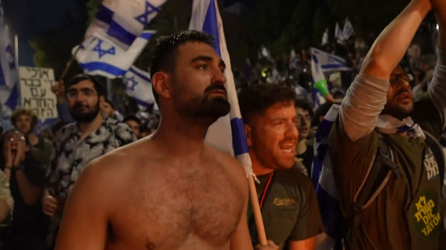 W niedzielę wieczorem w Tel Awiwie wybuchły masowe protesty. Punktem zapalnym była dymisja ministra obrony Yoava Gallanta. Był on przeciwny forsowanym przez premiera Benjamina Netanyahu reformom sądownictwa. Rozwścieczony tłum wyszedł na ulice. Do starć z policją doszło m. in. pod domem premiera.