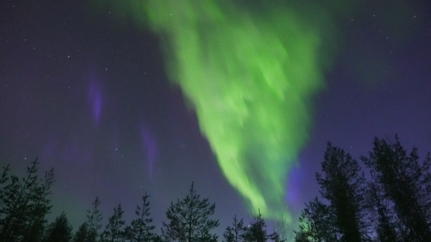 Niedawna silna aktywność geomagnetyczna Słońca sprawiła, że na Ziemi widoczne były wspaniałe zorze polarne. Jedną z nich udało się uchwycić w północnej Finlandii. Zorze powstają wskutek interakcji pomiędzy plazmą słoneczną a gazami w jonosferze. Emitowane wówczas światło przybiera kształt kolorowych wstęg na niebie. 