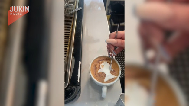 Od kilku ładnych lat triumfy w kawiarniach święci sztuka latte art. Finezyjne wzory tworzone zręczną ręką baristy potrafią imitować na przykład rybę. Spójrzcie na powyższe nagranie. Chcielibyście wypić kawę z podobnym motywem?