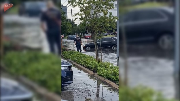 Pewien mężczyzna szedł zalanymi ulicami Houston w Teksasie. Nie spodziewał się, że przed nim znajduje się dziura, której nie było widać przy wysokim stanie wody. Nasz bohater wpadł do niej po czubek głowy. Na szczęście, nic mu się nie stało.
