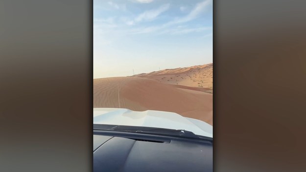 Ponad godzinna przejażdżka po emirackiej pustyni. Za bezpieczeństwo pasażerów odpowiadają najlepsi kierowcy wyskzoleni w trudnej technice jeżdżenia autem po piasku.