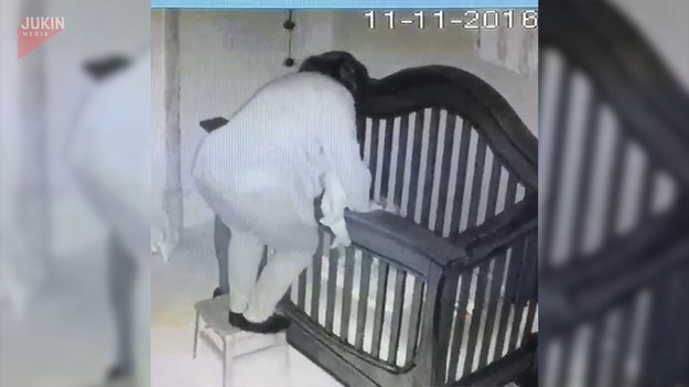 Dziwne zachowanie babci nagrała kamera zamontowana w pokoju niemowlaka. Zobaczcie sami.