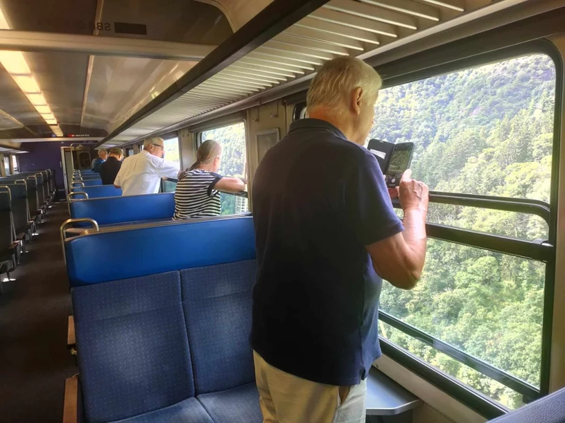 Panoramiczny pociąg w Szwajcarii Tak wygląda podróż przez Alpy