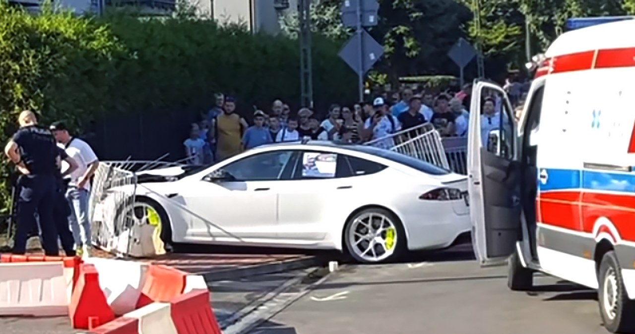 Ale poszedł Gigantyczne zaciski nie pomogły Tesla okazała się za