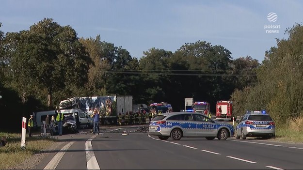 Dramatyczny wypadek w Mokrzeszowie na Dolnym Śląsku. Nie żyje kierowca osobówki, który zderzył się z ciężarówka, ta z kolei uderzyła w busa przewożącego osoby niepełnosprawne. Rannych zostało sześć osób. O ich stanie zdrowia i przyczynach wypadku dla "Wydarzeń" Jan Derengowski.